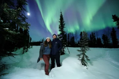 Descubre las auroras boreales cerca de fairbanks con un fotógrafo experto, consigue retratos de alta calidad, disfruta pizza al horno de piedra y bebidas calientes en un tour en grupo pequeño.