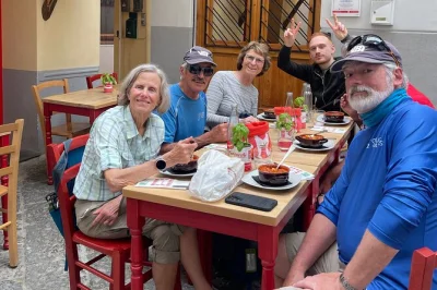 Erlebe sorrentos altstadt bei einer lokalen food tour – frischer käse von einer familienfarm, hausgemachte gnocchi und originaler limoncello. kleine gruppe, inkl. mittagessen & verkostungen.