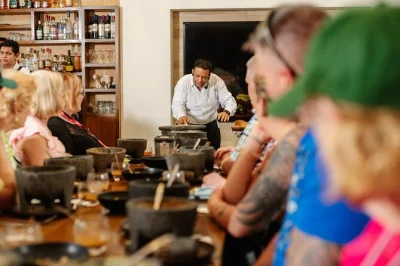 Découvrez cochinita pibil et autres recettes mayas ancestrales à cozumel, avec un cours de cuisine pratique animé par des locaux, entre histoires et saveurs authentiques.