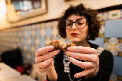 Explore o centro histórico de valência em um tour de tapas em grupo pequeno, provando pratos típicos, degustando vinho ou cerveja e terminando com a doce horchata, tudo com guia local.