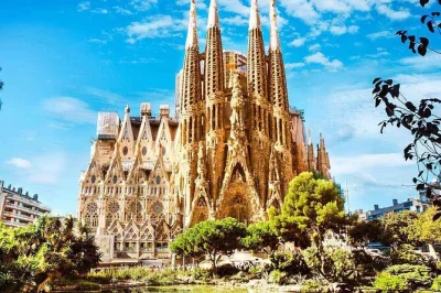 Découvrez barcelone en toute tranquillité : sagrada família, passeig de gràcia, montjuïc, avec voiture privée, prise en charge à l’hôtel ou au port, et chauffeur local. profitez du confort e