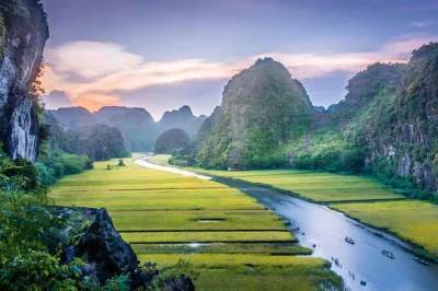 Descubre los acantilados de piedra caliza de ninh binh, sube a mua cave, recorre en bici caminos rurales y navega por las cuevas de tam coc. incluye recogida en hanoi, almuerzo y guía local.