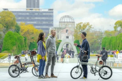 Scopri hiroshima in e-bike, ascolta storie al peace memorial park, visita i tram sopravvissuti alla bomba e siti storici con guida locale—noleggio bici incluso.