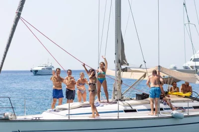 Da milos a kleftiko beach e grotta sikia in barca con piccolo gruppo, pranzo a bordo, attrezzatura per snorkeling e racconti locali con la guida.