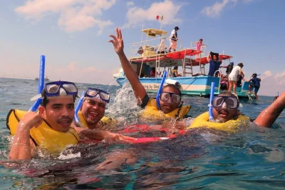 Découvrez les récifs colorés de cozumel lors d’une sortie snorkeling de 2h en bateau à fond de verre, avec guide local, matériel complet et boissons fraîches après la baignade.