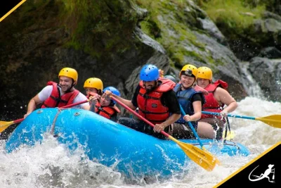 Vivi l’emozione del rafting sul fiume pacuare da turrialba, 29 km tra rapide nella foresta pluviale. include trasporto, guida certificata e pranzo tipico costaricano.