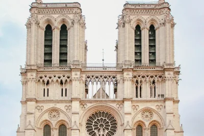 Explore a catedral de notre-dame em paris com guia local, evite filas e descubra histórias da restauração. grupo pequeno e acesso reservado.