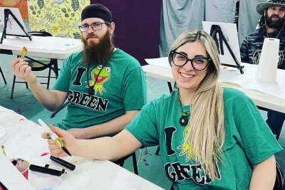 Experimente uma aula de pintura com cannabis em denver. guiada por artistas locais, com lanches, materiais inclusos e clima relax. garanta sua vaga!