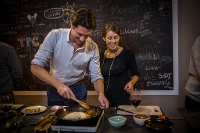 Barcelone, el raval : savourez un verre de cava, apprenez à cuisiner la paella avec un chef, et dégustez des vins catalans. atelier pratique, dîner 4 plats et accords vins inclus.