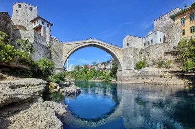 Transfer privado de split para dubrovnik com tour guiado em mostar. conheça três cidades únicas em um só dia, incluindo a ponte velha e a praia sveti jakov.