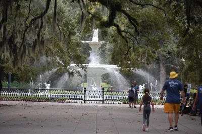 Découvrez l’histoire riche de savannah lors d’une visite guidée à pied en petit groupe, de wright square à forsyth park, entre sites de films, anecdotes locales et un guide passionné.