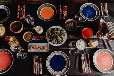 Vivi l’energia di cape town con una lezione di tamburi, una cena africana di 14 portate e storie condivise attorno al pane caldo. incluso il ritiro in hotel.