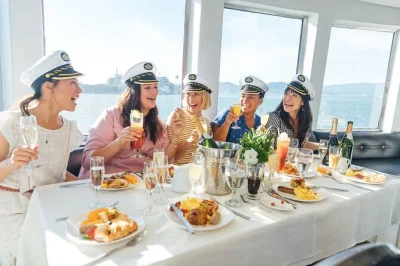 Genieße unbegrenzt mimosas bei einer san diego brunch-kreuzfahrt mit privatem tisch, regionalen spezialitäten und traumhaften ausblicken auf die bucht. inklusive buffet, gebühren und sitzplatzreser