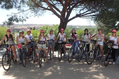 Descubre madrid en e-bike: pasa por el palacio real, explora el parque del retiro y el prado con guía local y todo el equipo incluido. grupos pequeños o privados.