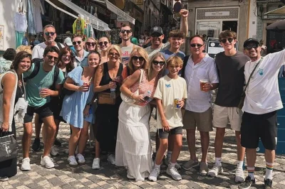 Perditi tra i vicoli di sintra, assaggia dolci leggendari e scopri palazzi con una guida locale. include sosta dolciaria e ritmo di camminata flessibile.