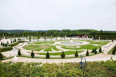 Découvrez versailles avec une balade guidée dans les jardins, une entrée programmée au château et un petit groupe. options de transfert depuis paris et guide expert inclus.