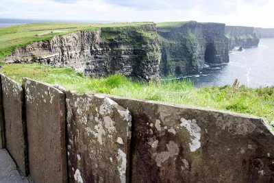 Sinta o vento selvagem do atlântico nos cliffs of moher, explore as paisagens antigas do burren e aproveite um almoço em pub típico em doolin. guia privado com retirada flexível incluída.