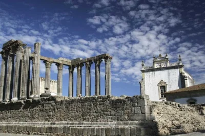 Explore o templo romano de Évora, a capela dos ossos, a catedral gótica e deguste vinhos do alentejo. excursão em grupo pequeno com guia local. reserve seu passeio de um dia em Évora agora.