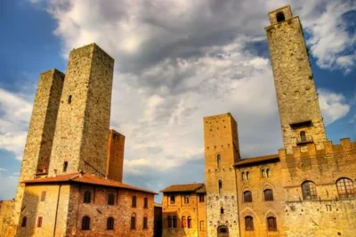 Descubra o charme medieval da toscana em um passeio em grupo pequeno saindo de siena para san gimignano, volterra e monteriggioni. inclui almoço na fazenda, guia local e transporte.