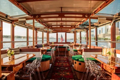 Manhattan jazz-kreuzfahrt auf einer 1920er-jahre yacht. genieße live-musik, einen drink und den blick auf die skyline und freiheitsstatue bei sonnenuntergang.