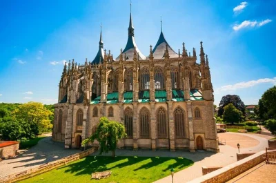 Reserva una excursión privada desde praga a kutná hora. visita el osario de sedlec, la iglesia de santa bárbara y más con un conductor personal en un mercedes.