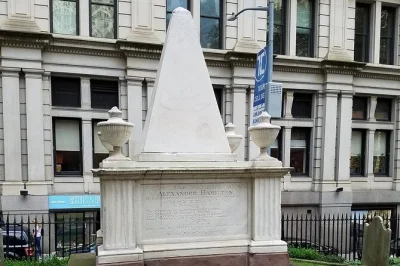 Plongez dans l’univers de hamilton à lower manhattan en suivant les chansons de broadway sur leurs vrais lieux avec un guide. Écoute individuelle incluse pour ne rien manquer.