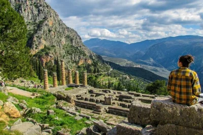 Vivi la grecia antica con una gita di un giorno da atene a delphi, termopili e grotta coriciana. include trasferimento, pranzo con vista sulla valle e racconti dal tuo guida locale.