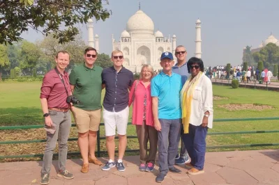 Erlebe die stille magie des taj mahal, erkunde das agra fort und genieße ein echtes mughlai-mittagessen – private fahrt, lokaler guide und flexibler hoteltransfer inklusive.