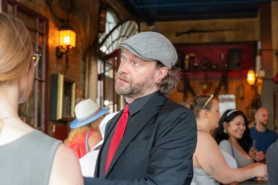 Découvrez la nuit à la nouvelle-orléans avec une balade cocktails guidée, accès exclusif à des bars historiques et des récits de fantômes authentiques mêlés à l’histoire de la ville.