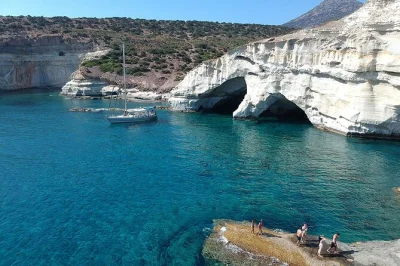 Scopri il lato selvaggio di milos e poliegos con una crociera a vela rilassante, nuotate nelle grotte, snorkeling, pranzo greco fatto in casa e comfort in piccolo gruppo. bevande incluse.