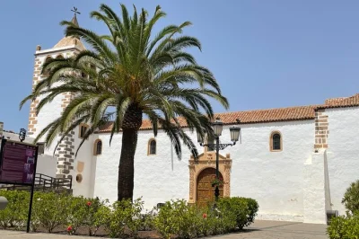 Descubre la belleza salvaje de fuerteventura en un tour tranquilo en grupo pequeño: dunas volcánicas de corralejo, cuevas de ajuy, pueblos con encanto y recogida incluida.