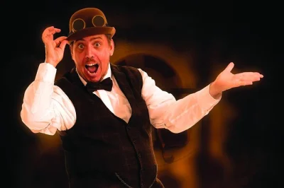 Erlebe in torremolinos die chamber of secrets mit magie, comedy, live-musik und unbegrenzten drinks – gemütlich, familienfreundlich und voller spaß.