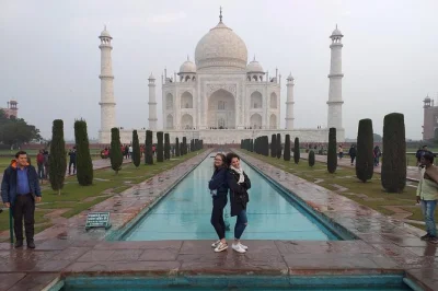 Découvrez delhi au petit matin, prenez le train le plus rapide d’inde jusqu’à agra, admirez le taj mahal, explorez le fort d’agra et profitez d’un déjeuner buffet—avec transfert inclus.