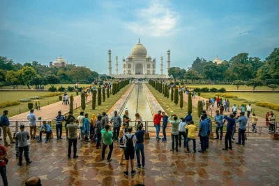 Erlebe das frühe treiben in delhi, begleite eine kleine gruppe zum taj mahal, genieße mittagessen in agra und entspanne mit abholung und rückfahrt inklusive. jetzt buchen!