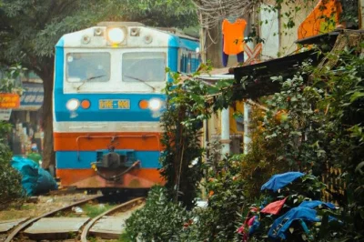 Recorre el barrio antiguo de hanoi con un guía local, prueba la auténtica comida callejera y disfruta un café mientras pasa el tren. incluye recogida y cinco platillos.