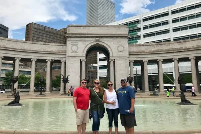 Comece seu tour a pé por denver com histórias curiosas, paradas de arte e uma pausa para um lanche local. grupo pequeno e guia para uma experiência autêntica.
