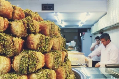 Descubre estambul desde karaköy a kadıköy con desayuno, snacks, ferry por el bósforo y almuerzo, acompañado de historias locales y sabores auténticos.