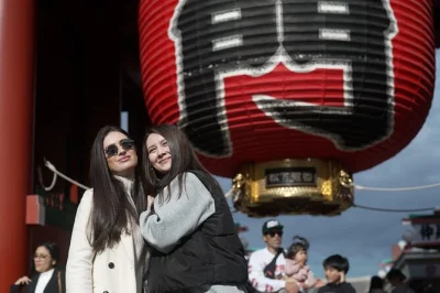 Découvrez tokyo en voiture privée avec chauffeur anglophone. visitez sensoji, shibuya crossing, ginza et plus. itinéraire flexible, prise en charge incluse.