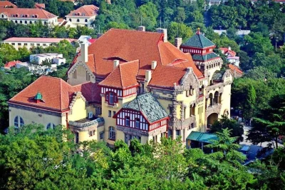 Scopri l’architettura storica di qingdao, la residenza del governatore, le ville di badaguan, la via degli snack e gusta la birra tsingtao con pranzo incluso. guida privata compresa.