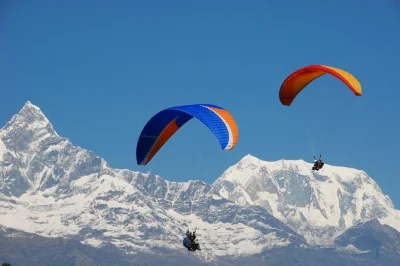 Prenota un’avventura di parapendio a pokhara con trasferimento incluso. sorvola sarangkot, ammira annapurna, machhapuchhre e il lago fewa. foto e video inclusi.