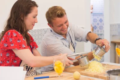 En el centro histórico de sorrento, aprende a hacer pasta desde cero, disfruta vino local y comparte risas con gente del lugar. incluye clase práctica, comida, bebidas y fotos digitales.