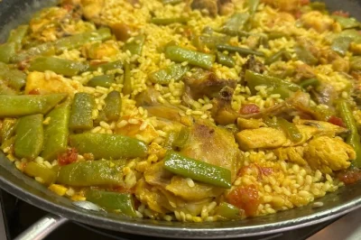 Vive una experiencia en madrid cocinando paella, tortilla y sangría en casa de un local. grupo pequeño, historias auténticas, recetas para llevar y vino incluido.