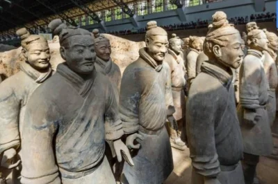 Descubra o impressionante exército de terracota, explore o centro histórico de xi’an e experimente a culinária local com guia particular. traslado flexível incluso.