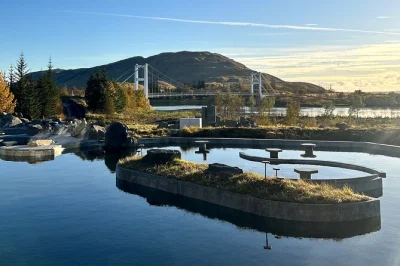 Comece seu dia na islândia com um banho na lagoa laugarás, visite gullfoss e geysir, e caminhe entre as placas tectônicas de Þingvellir. inclui transporte, guia e wi-fi.