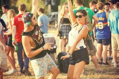 Empieza en el museo de la resaca, cruza el puente de carlos, ríe por la ciudad vieja con cerveza o spritz ilimitados y disfruta de una cena en este tour cómico por praga con guía incluido.