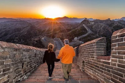 Explore a muralha da china em gubeikou e jinshanling com tour privado ao pôr do sol, transfer do hotel, almoço, lanches e guia local. reserve para momentos tranquilos.