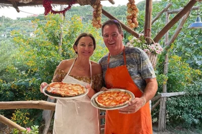 In den hügeln von sorrento selbst pizza machen, lokalen wein und limoncello probieren – mit unkomplizierter abholung und echtem familienflair.