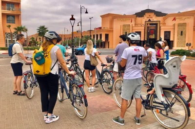 Descubre marrakech en bicicleta con un guía local. recorre la medina, visita una panadería y disfruta de un té en un oasis verde. grupos pequeños y historias auténticas.