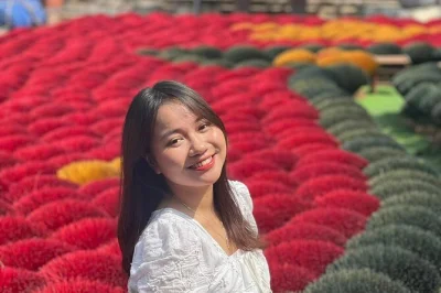 Descubre train street en hanoi y pasea por el pueblo de incienso quang phu cau con un guía local. incluye recogida en hotel y entradas para un día sin complicaciones.