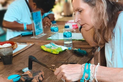 En ubud, crea tu propio anillo o colgante de plata pura en las terrazas de arroz de ceking con un guía local balinés. incluye materiales, snacks y recogida fácil en taxi.